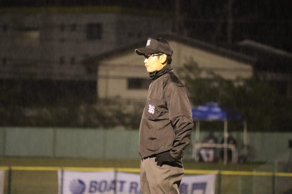 雨の中でも試合を見守るプロ審判員