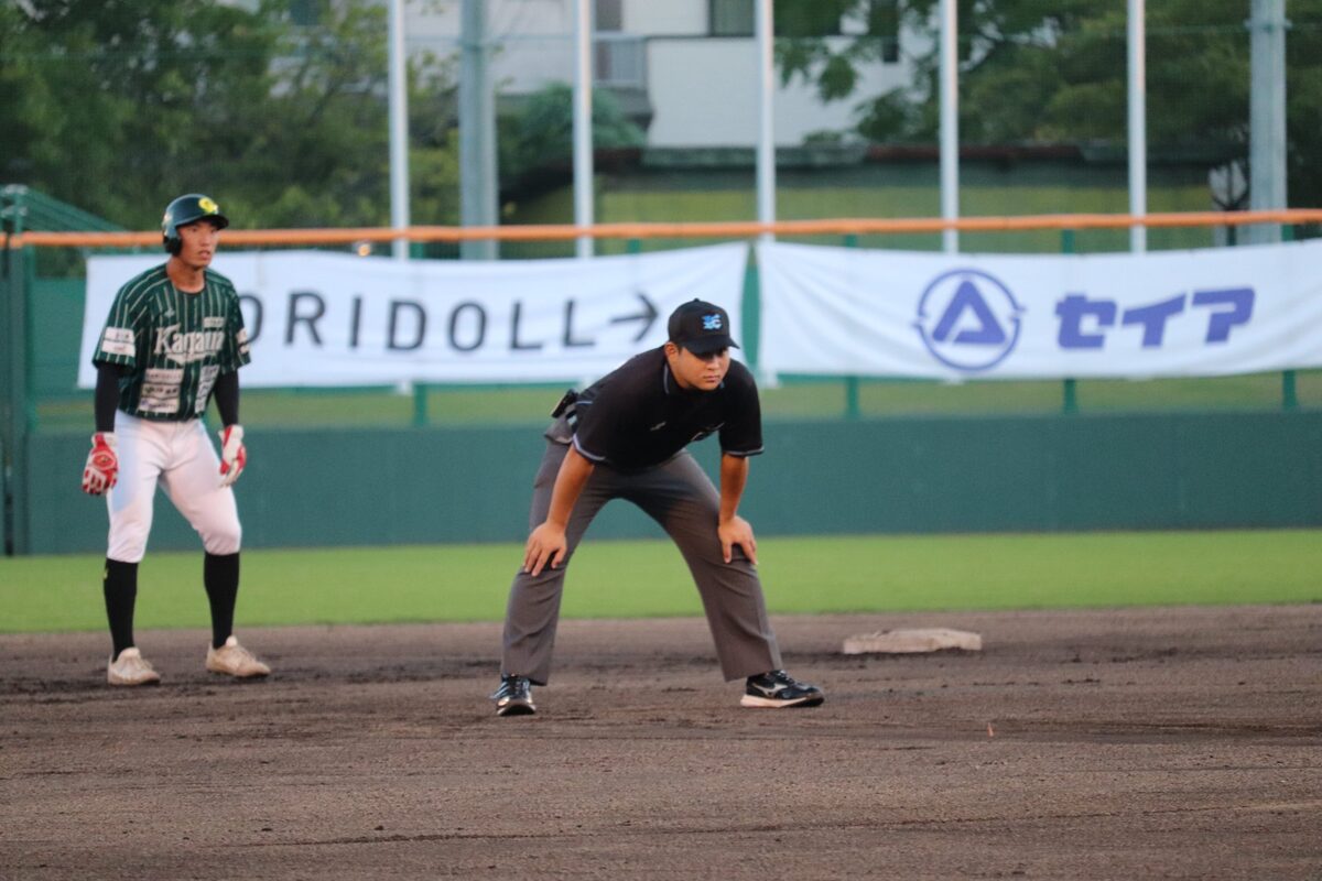 雨の中でも試合を見守るプロ審判員