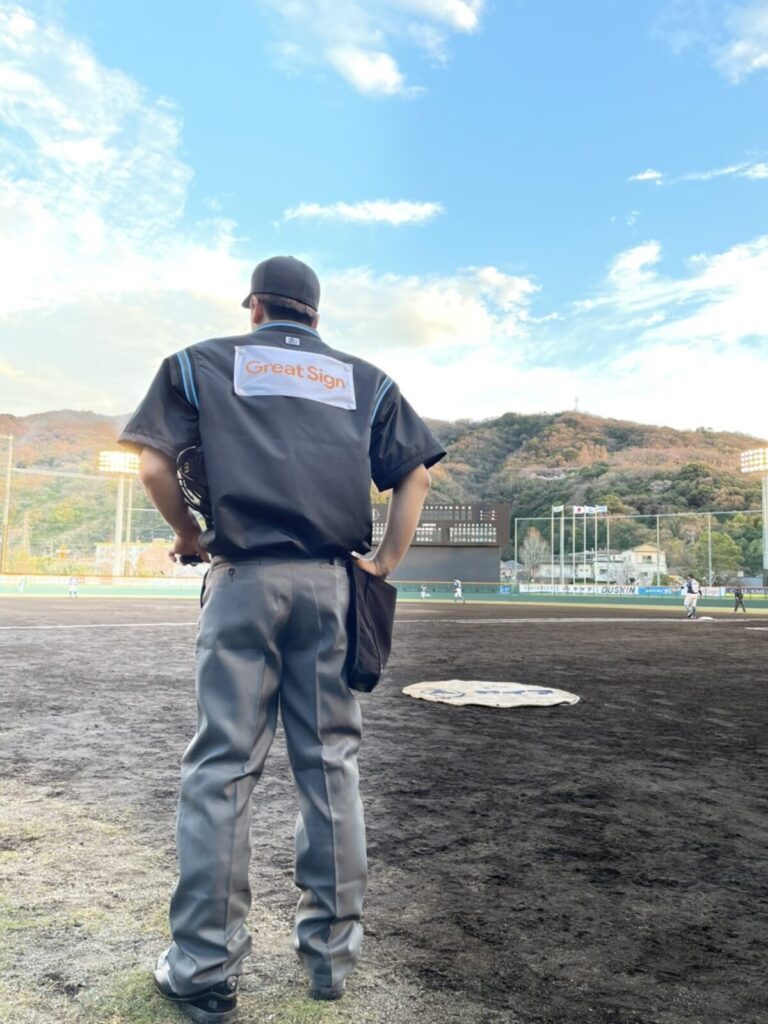 グラウンドを見守る審判員の後ろ姿
