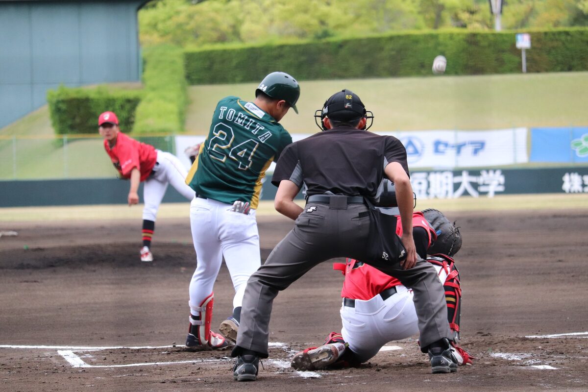 投球を見極める球審と打者・捕手